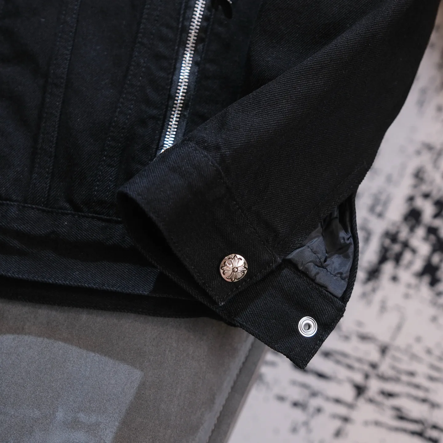 P340 ChromeHearts CH ChromeHearts Lamb Wool Collar Jacket Black Denim Jacket Colorful Cross Patchwork Leather Suede Lamb Wool Lining Fashionable and Personalized Super versatile and good-looking denim jacket Suitable for both men and women A must-have item Packaging Tag Collar Label Washed Wheat Complete Color: Black Size: S-XL
